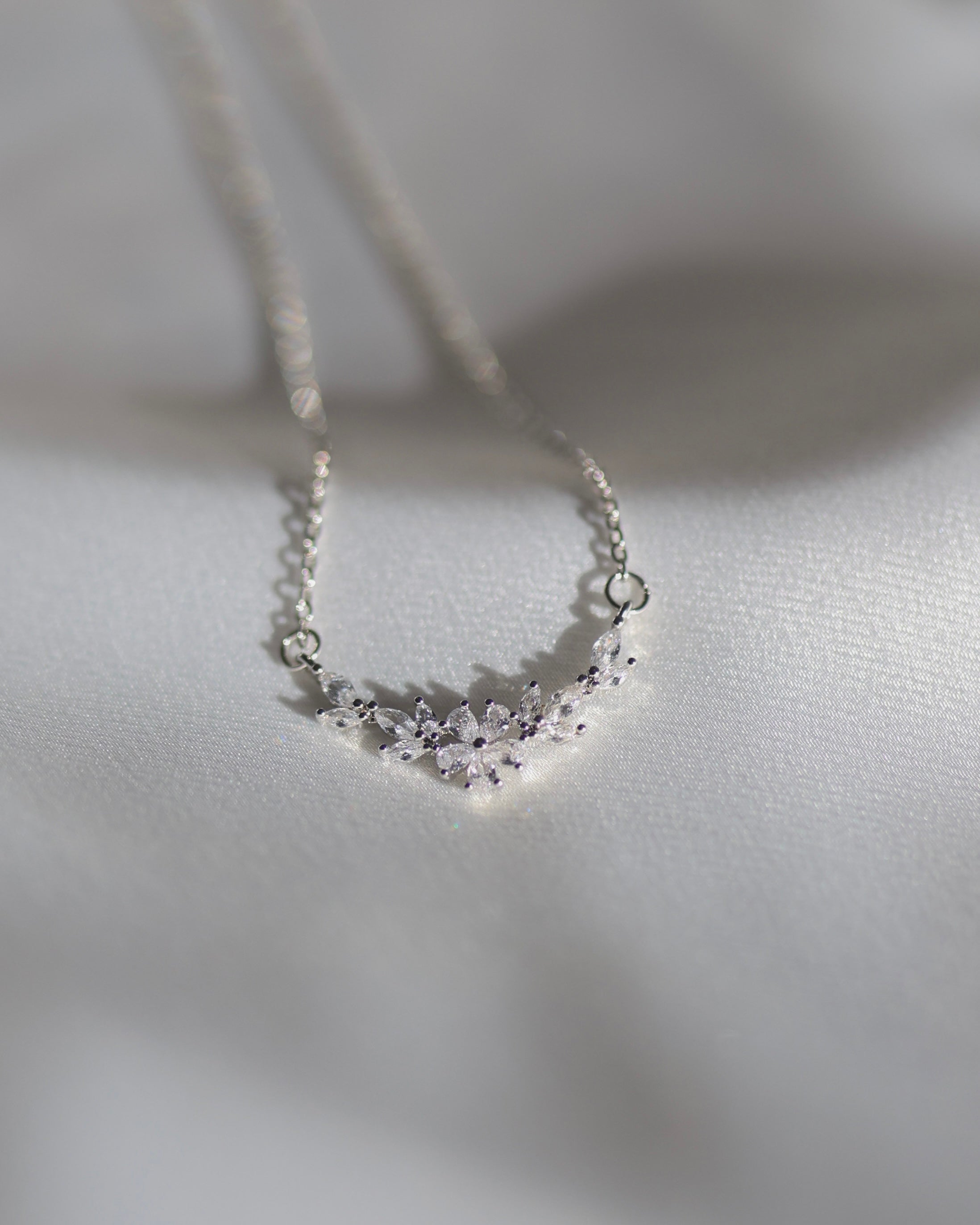 Blumenförmige Kristallkette