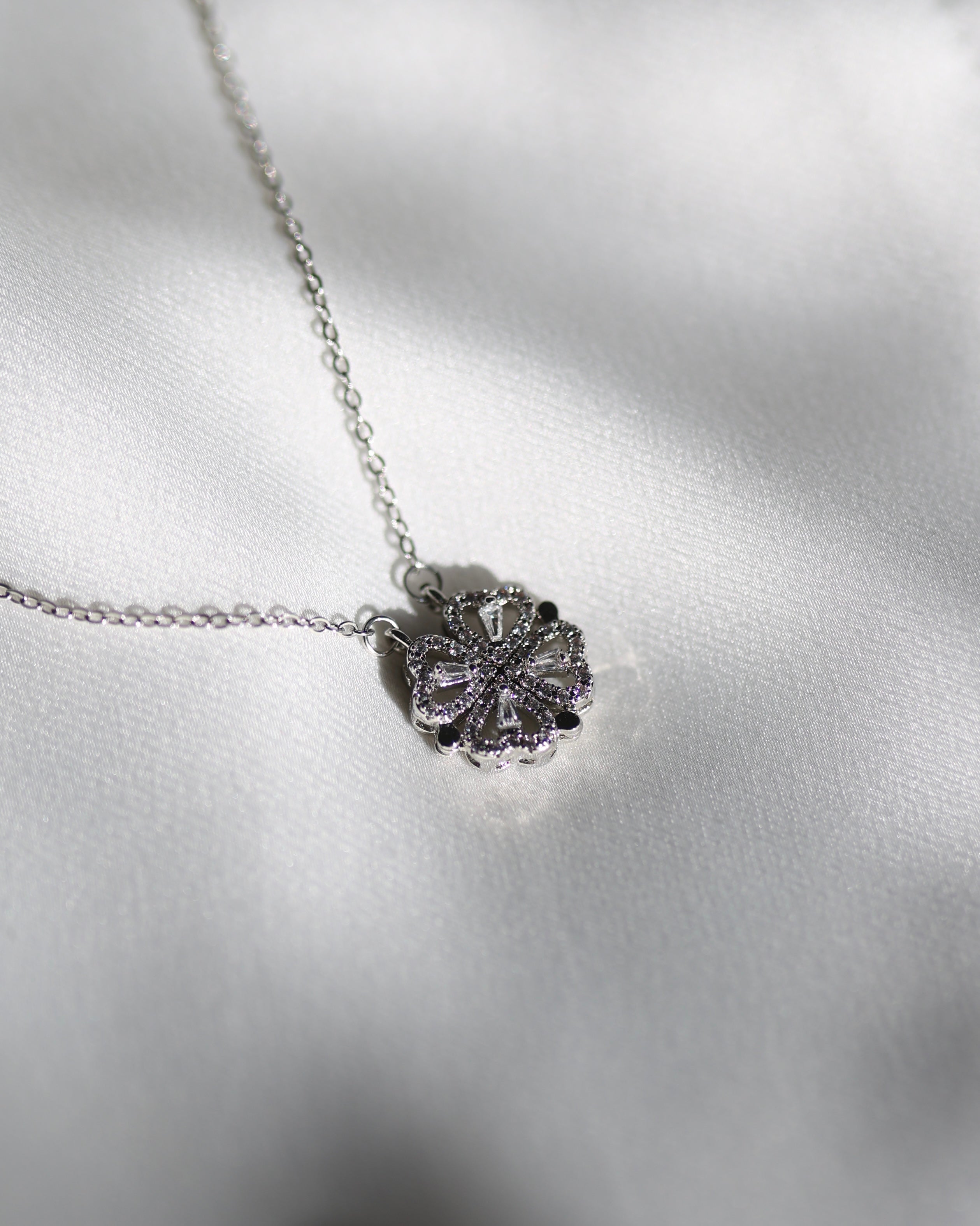 Silberne Kleeblatt-Kristallkette – Zeitloser Vierblättchen-Anhänger