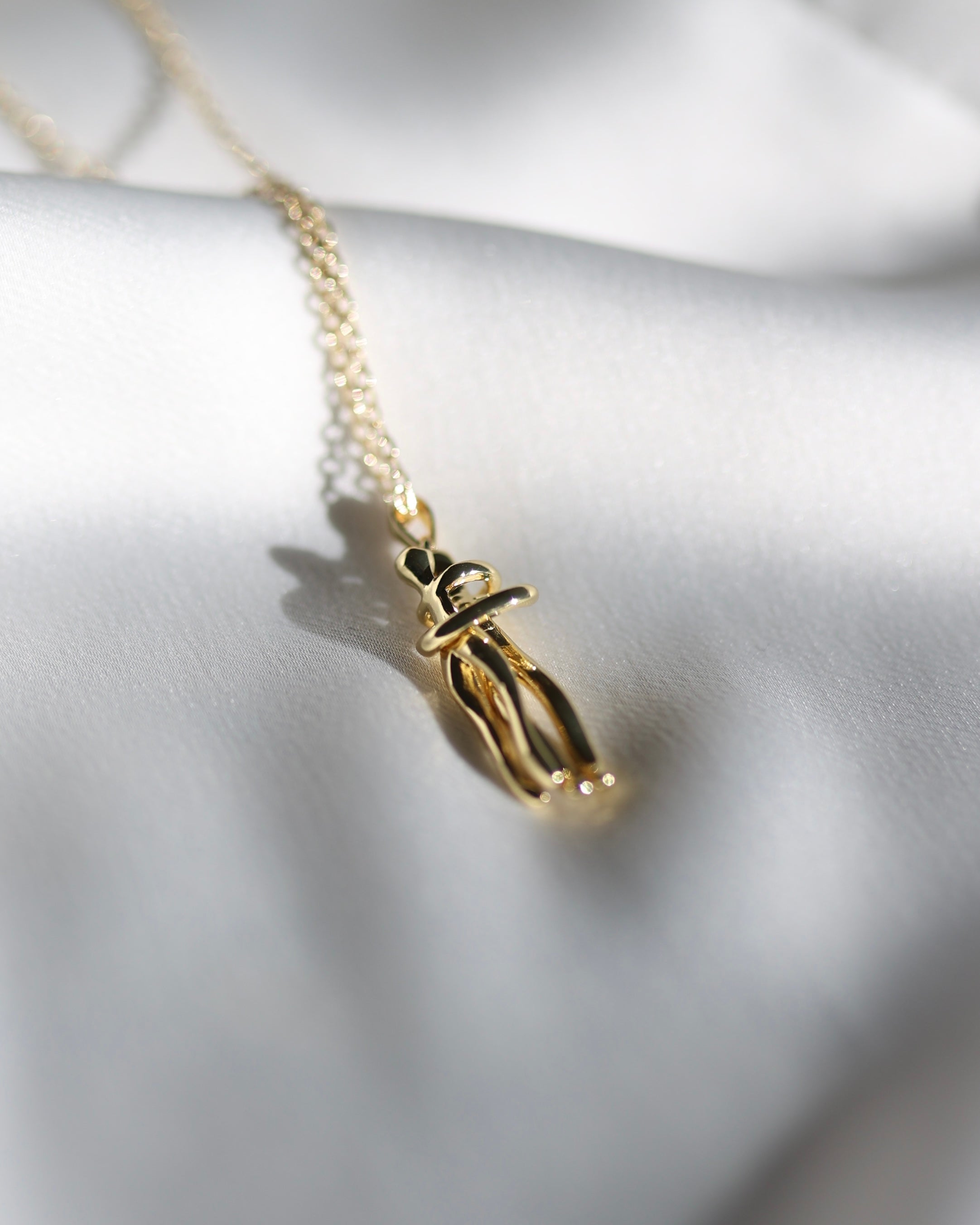 Embrace Halskette – Ein Symbol für Liebe und Verbundenheit