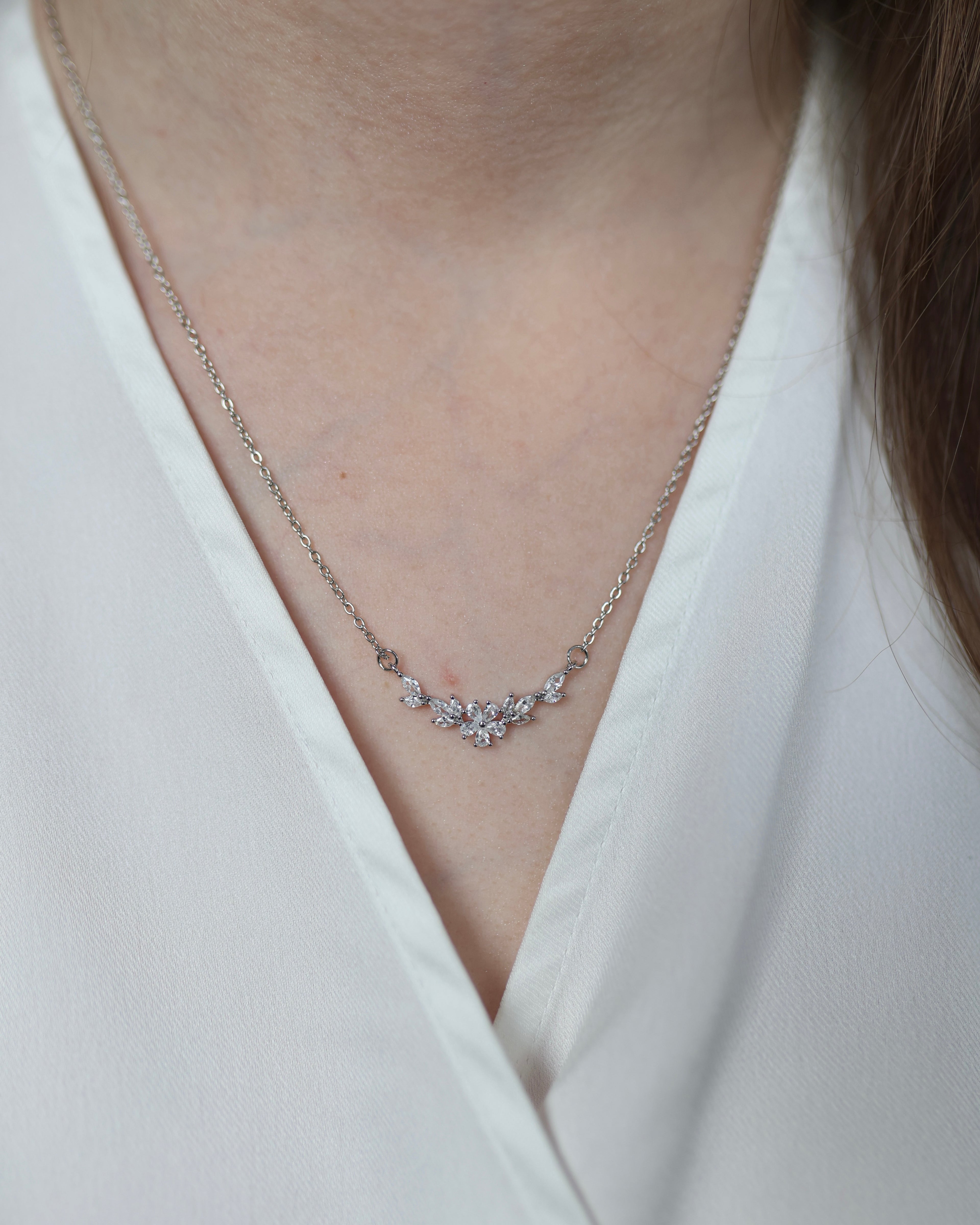 Blumenförmige Kristallkette