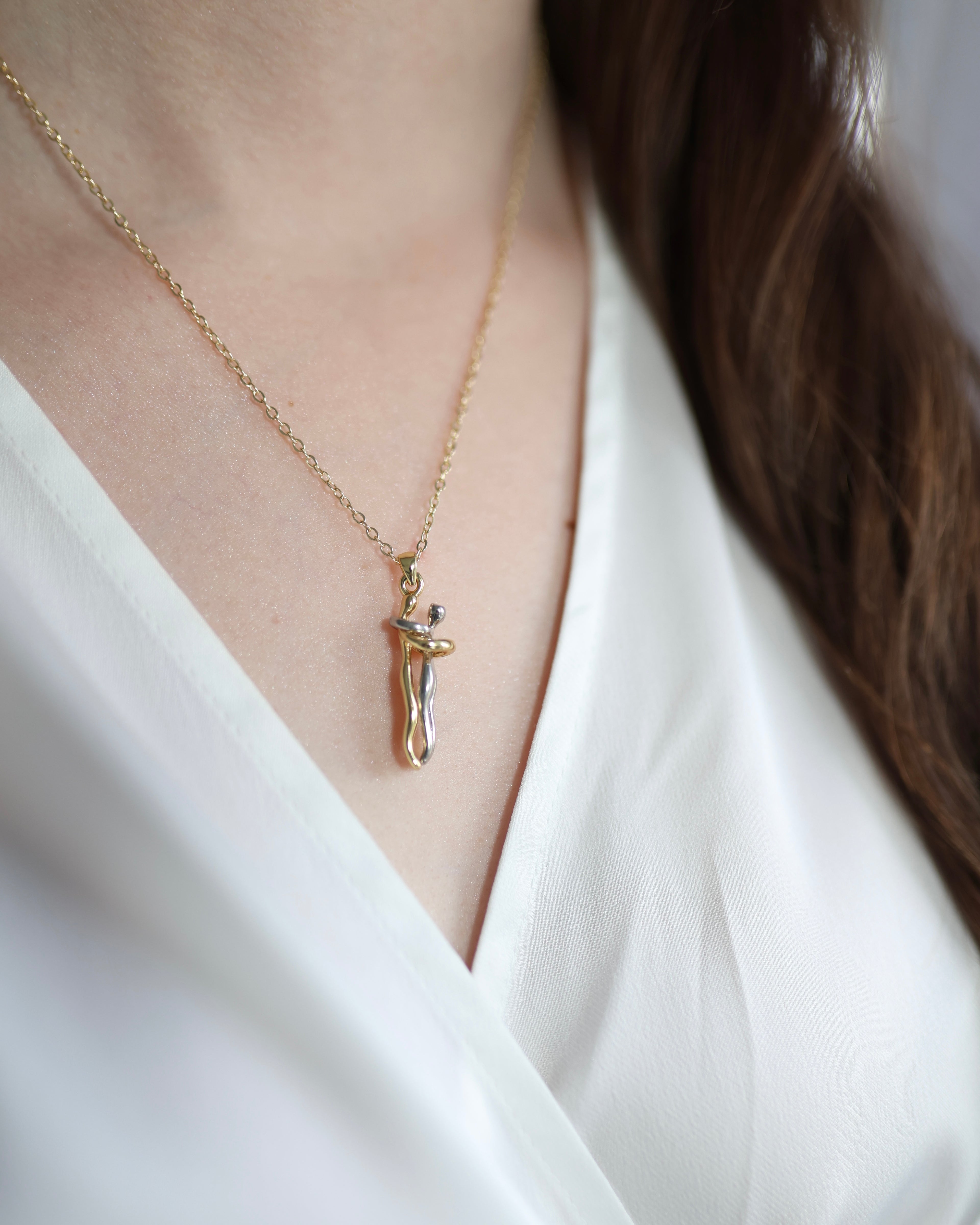 Embrace Halskette – Minimalistischer Goldanhänger für Paare